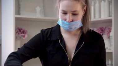 Erkek müşterisinin göğsünde deri ve kıllar bulunduran usta.