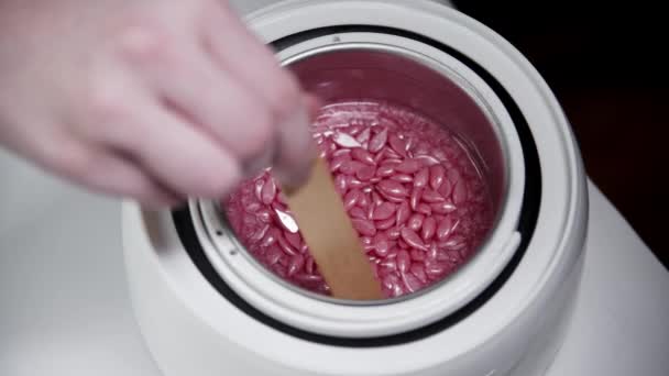Kapitan depilacji topi wosk do zabiegu w ogrzewaczu — Wideo stockowe
