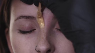 Güzel bir kadının kaşları arasındaki küçük kıllar.