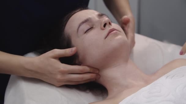 Masajista haciendo masaje usando sus dedos en el cuello de su cliente femenino — Vídeo de stock