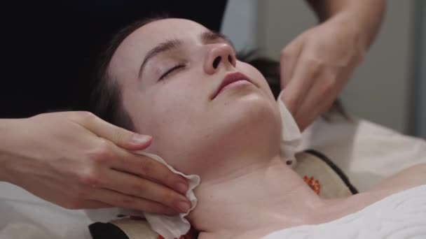 Massagiste nettoyer la peau de sa cliente en utilisant des lingettes après la procédure de massage — Video
