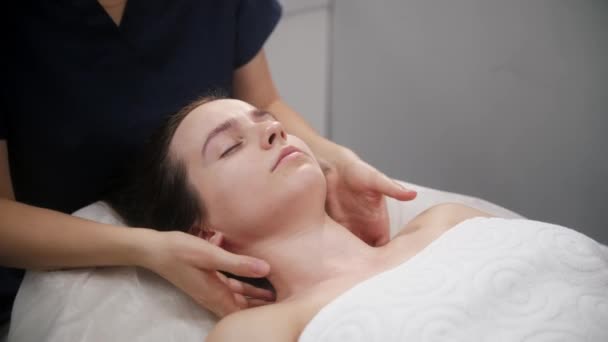Massage sessie - de massagist masseren schouders van haar vrouwelijke cliënt — Stockvideo