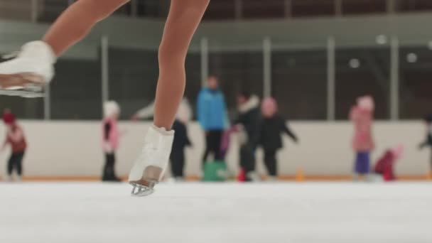 Kislány korcsolyázó forog a nyilvános pályán — Stock videók