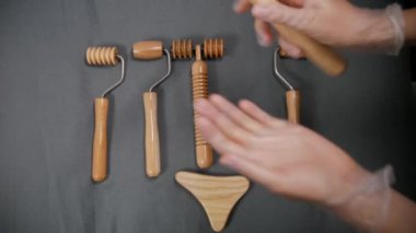 Yüz masajı için farklı ahşap aletler ve silindirler