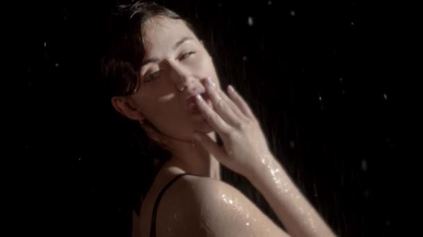 Seksi ıslak kadın yağmurun altında yüzüne dokunuyor. — Stok video