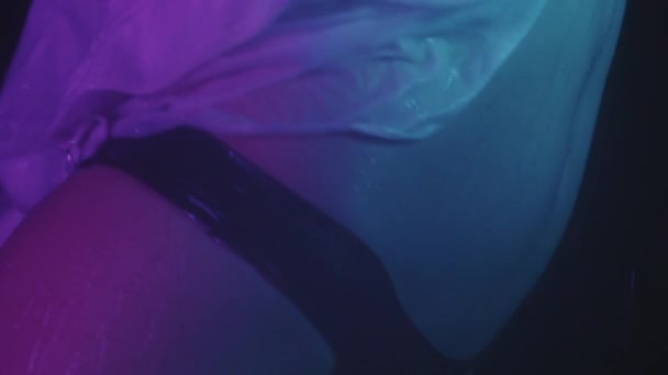 Mokre sexy z Gorąca ciało kobieta taniec w neon oświetlenie — Wideo stockowe