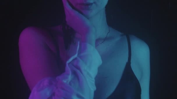 Islak yarı çıplak bir kadın neon ışıklı kameraya bakar. — Stok video