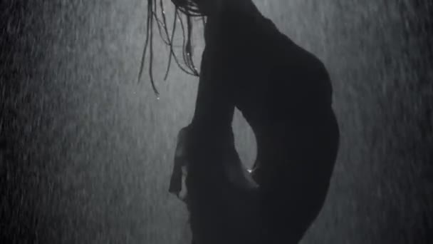 Giovane donna calda con corpo sexy che balla sotto la pioggia indossando camicia bagnata — Video Stock