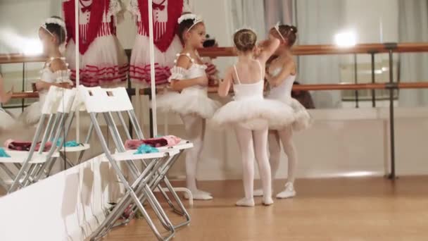 Tres niñas de ballet de pie en la esquina del estudio — Vídeos de Stock