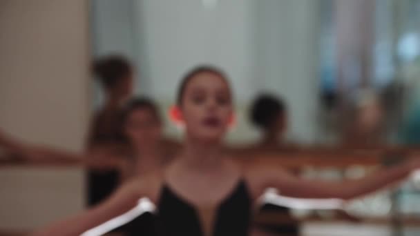Маленька дівчинка балерина ходить з балетом переходить до камери — стокове відео