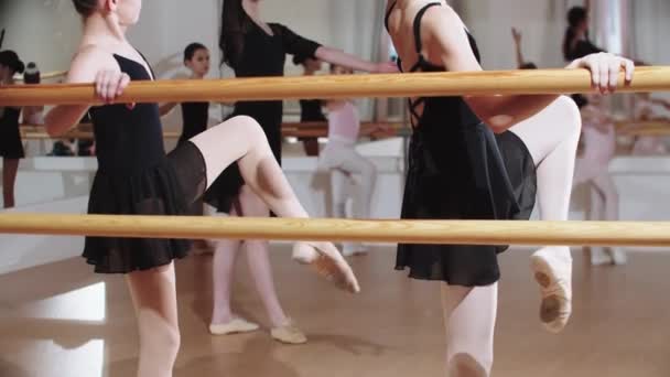 Группа девчонок тренирует балет в студии с тренером — стоковое видео