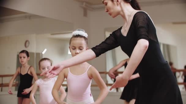 Pequenas meninas bailarinas treinando com seu treinador feminino no estúdio de balé — Vídeo de Stock