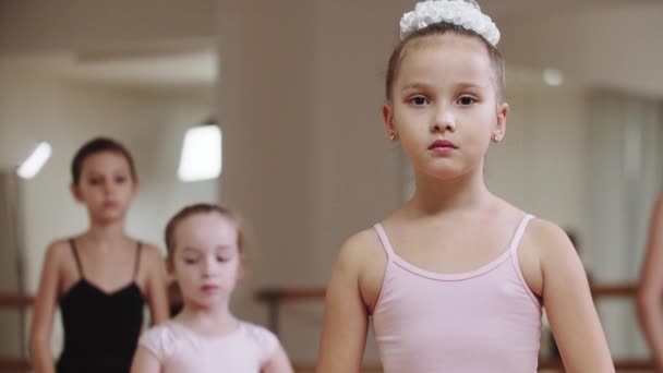 Poco modesto bailarina niñas de pie en el estudio en la formación — Vídeos de Stock