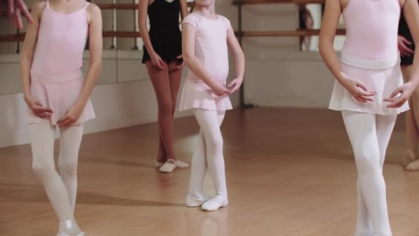 Pouco modesto bailarina meninas formação no estúdio — Vídeo de Stock