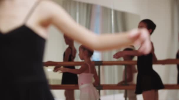 발레 스튜디오에서 훈련받고 있는 수수 한 발레리나 소녀들 — 비디오