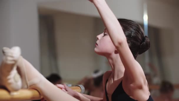 Dos niñas bonitas haciendo estiramiento en el stand de estudio de ballet — Vídeos de Stock