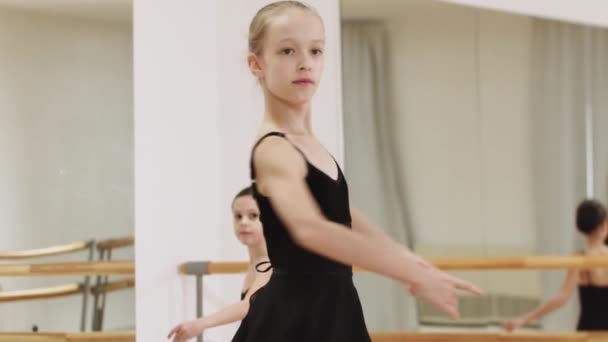 Bambina ballerina che balla nello studio specchio sulla formazione — Video Stock