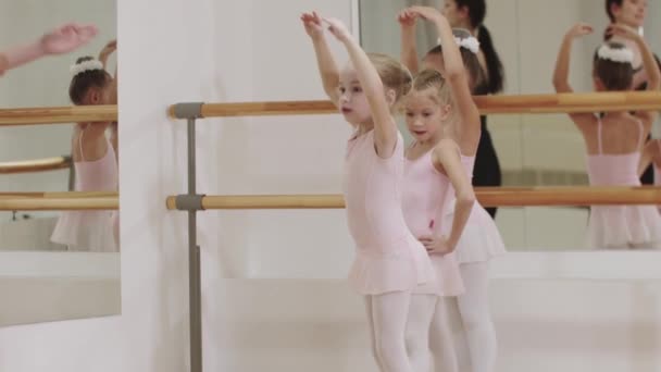 Ballet training - drie kleine meisjes op ballet training met hun trainer in de spiegelstudio — Stockvideo