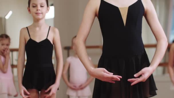 Treinamento de balé - meninas bailarina agachando-se no estúdio — Vídeo de Stock