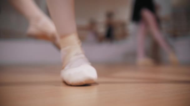 バレエの訓練-女の子はポイントの靴に立つ — ストック動画