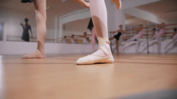 バレエトレーニング-女の子トレーニング彼らのスタンドオンポイントシューズ — ストック動画