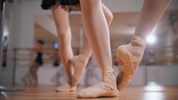 Trening baletowy - baletnice trenują swoje stoiska na butach pointe — Wideo stockowe