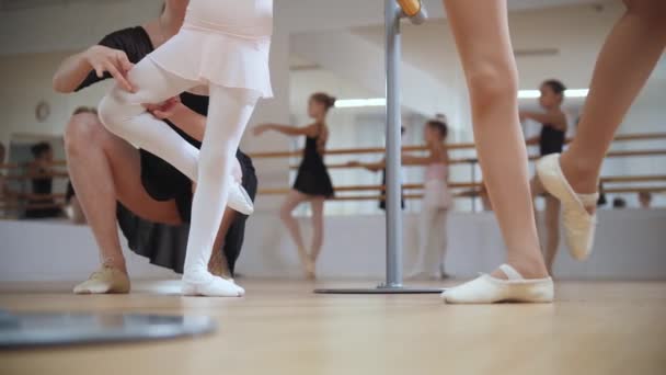 Formazione di balletto - le bambine allenano le loro danze su scarpe da punta con l'aiuto del loro allenatore — Video Stock