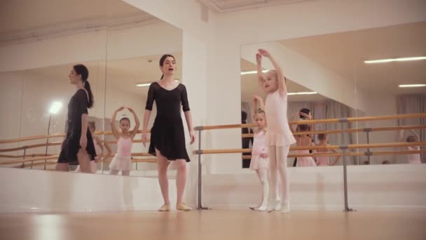 バレエトレーニング- 3人の女の子にバレエトレーニングと彼らのトレーナー — ストック動画