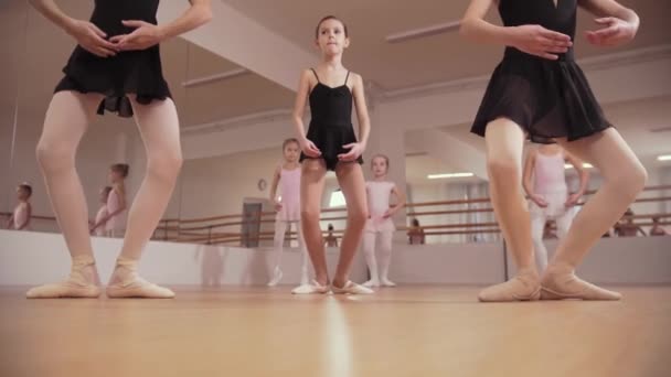 Allenamento di ballerine - gruppo di ballerine che mostrano le loro mosse — Video Stock
