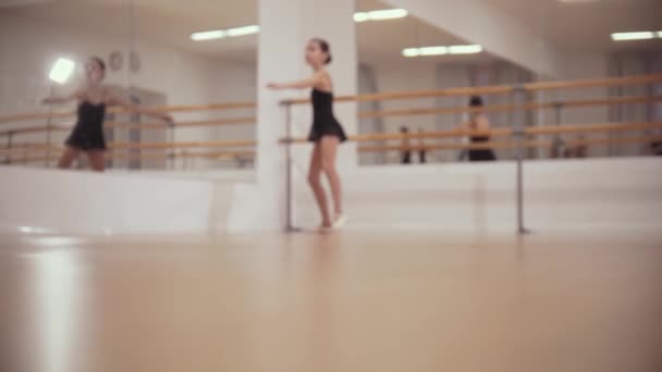Балетная подготовка - маленькая девочка-балерина, исполняющая свой поворот в танце — стоковое видео