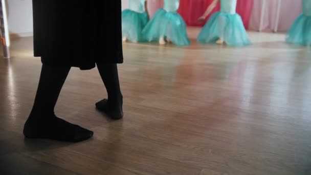 Kleine balletmeisjes in blauwe jurken trainen in de studio — Stockvideo