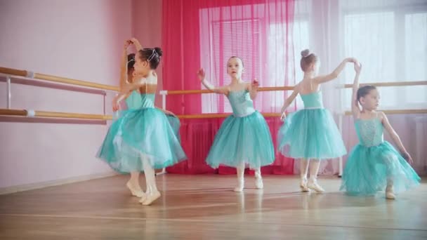 Piccole ballerine in abiti blu che praticano la loro danza in studio — Video Stock