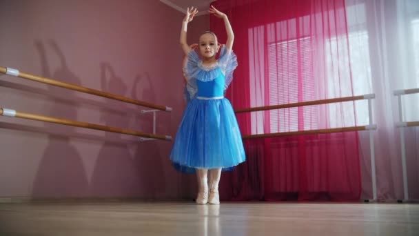 Cuatro bailarinas en vestidos azules caminan en fila y dan vueltas — Vídeos de Stock