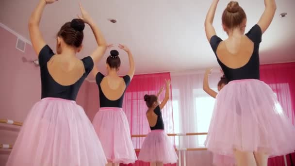 Cinque ragazze ballerina in bei vestiti che praticano la loro danza — Video Stock