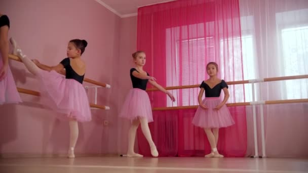 Tres bailarinas con hermosos vestidos en el estudio de ballet - una de ellas empieza a bailar — Vídeos de Stock