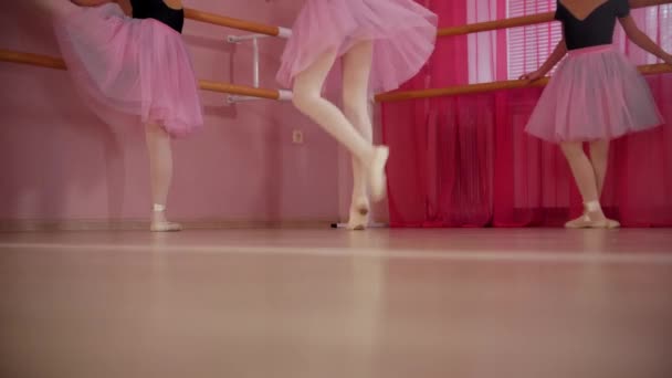 Tres bailarinas en un hermoso tutú en el estudio de ballet - una de ellas empieza a bailar — Vídeos de Stock