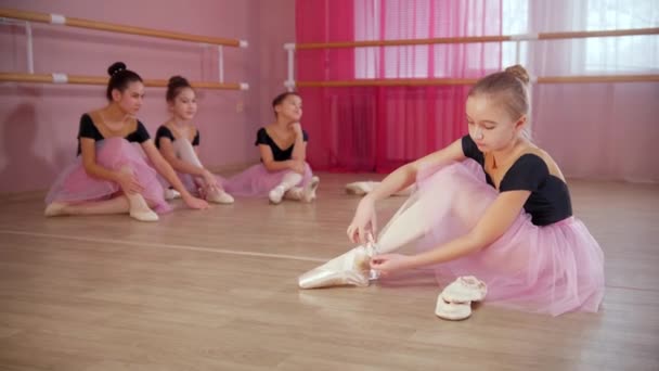 Pět balerína dívky v krásných šatech sedí na podlaze studia — Stock video