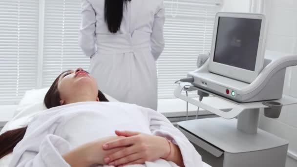 Body massage - therapeut bereidt zich voor op LPG massage sessie — Stockvideo