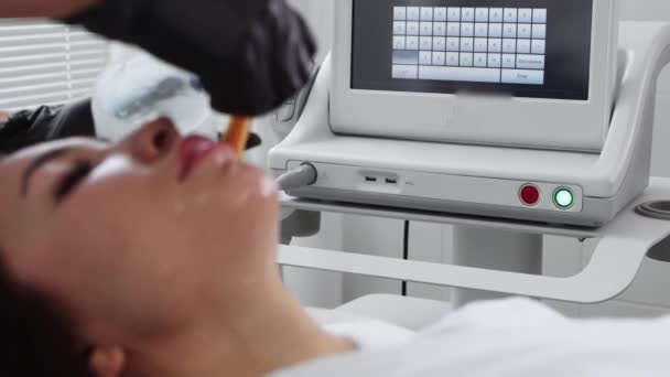 안마 - 치료를 받기 전에 특별 한 안면 치료를 하는 신체 요법사 — 비디오
