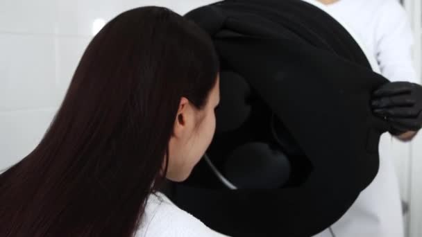 Massage corporel - la jeune femme met sa tête sous le tissu noir — Video