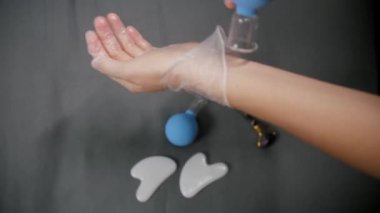 Yüz masajı için farklı vakum ve yeşim araçları ve silindirler