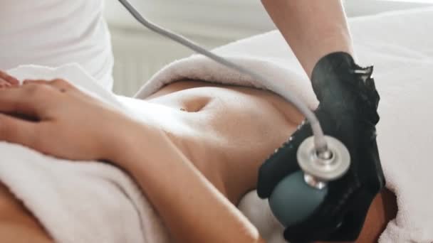 Mujer joven teniendo una sesión de masaje de GLP en su estómago — Vídeos de Stock