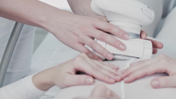 Beyaz takım elbiseli kadın vücuduna LPG masajı — Stok video