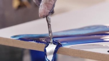 Mavi epoksi reçineli bir spatula kullanarak