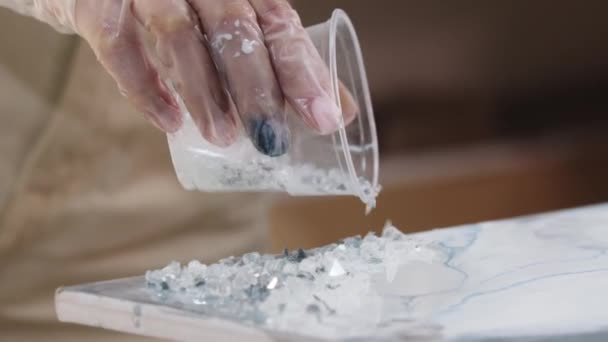Despejando pedaços claros de resina epóxi no canto da pintura — Vídeo de Stock