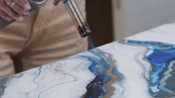 Menggunakan pembakar untuk menyelesaikan lukisan epoxy resin — Stok Video