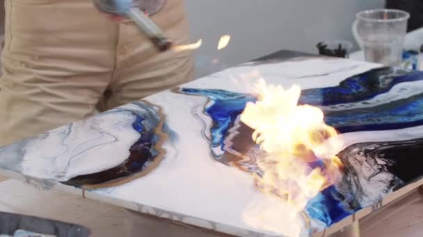 Usando un quemador para finalizar la pintura azul de resina epoxi — Vídeo de stock