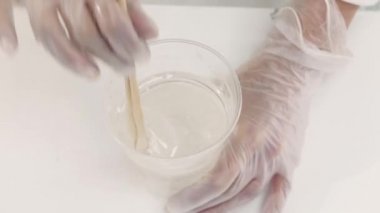 Plastik bir bardakta temiz bir epoksi diziyorum.