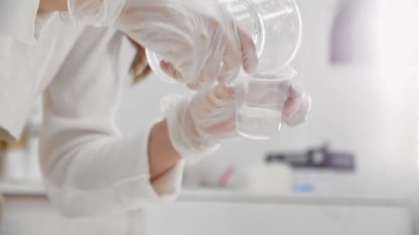 Uma mulher misturando a base para resina epóxi — Vídeo de Stock