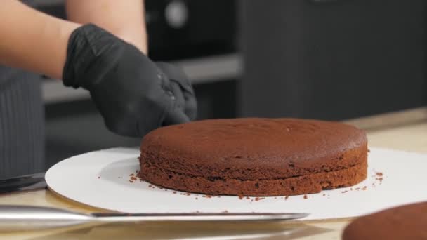 Corta pastel de corteza de chocolate en la mesa — Vídeo de stock
